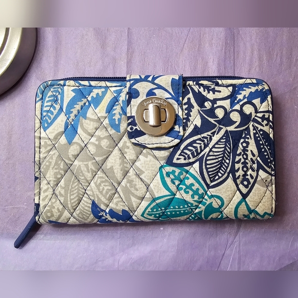 Vera Bradley RFID TURNLOCK WALLET CLUTCH & Cosmetic Case Bundle - LIKE NEW! - Picture 13 of 15